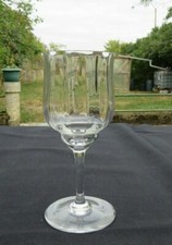 1 verre à vin rouge  en